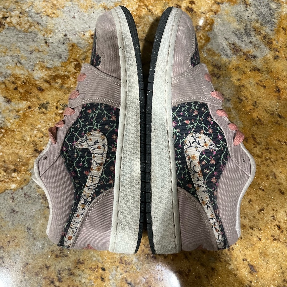 Jordan 1 low size 5.5 - Picture 8 of 9